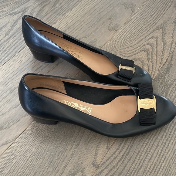 CLASSIC FERRAGAMO BLACK WORK FLAT SIZE 7 - Picture 5 of 8